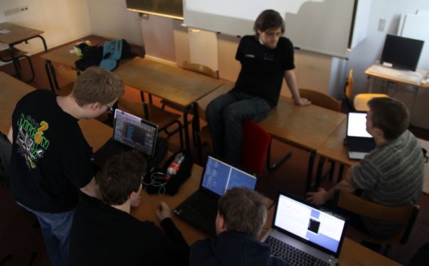 Thormorten og Fersken hjælper folk med assembler